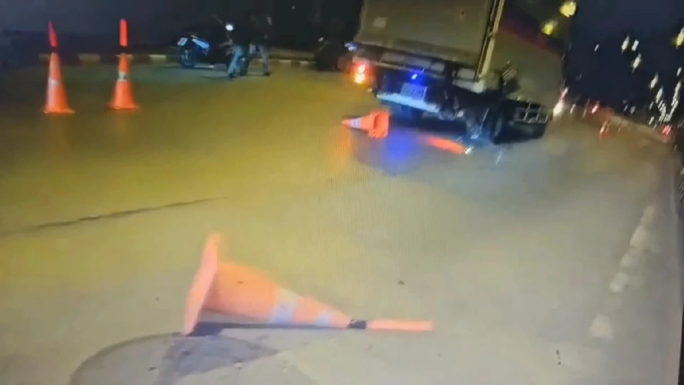 คลิประทึก ตกใจเจอตำรวจ แหกด่าน ซิ่งชนดะ สิ้นฤทธิ์ค้นรถเจอสาเหตุ