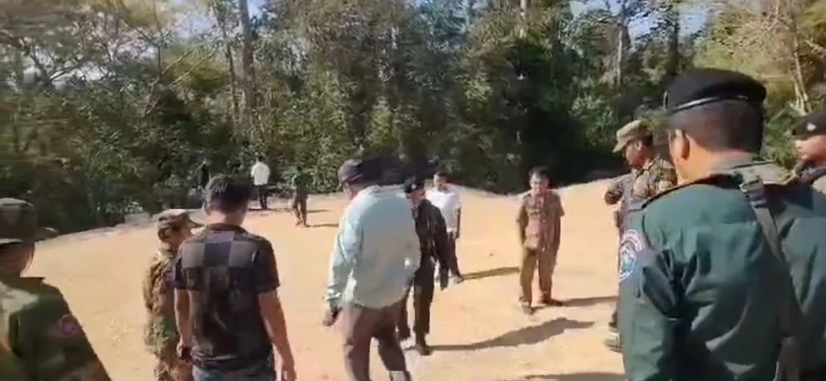 หวิดปะทะ! ผู้นำทหารกัมพูชา ยกพลร้องเพลงชาติ บนแผ่นดินไทย