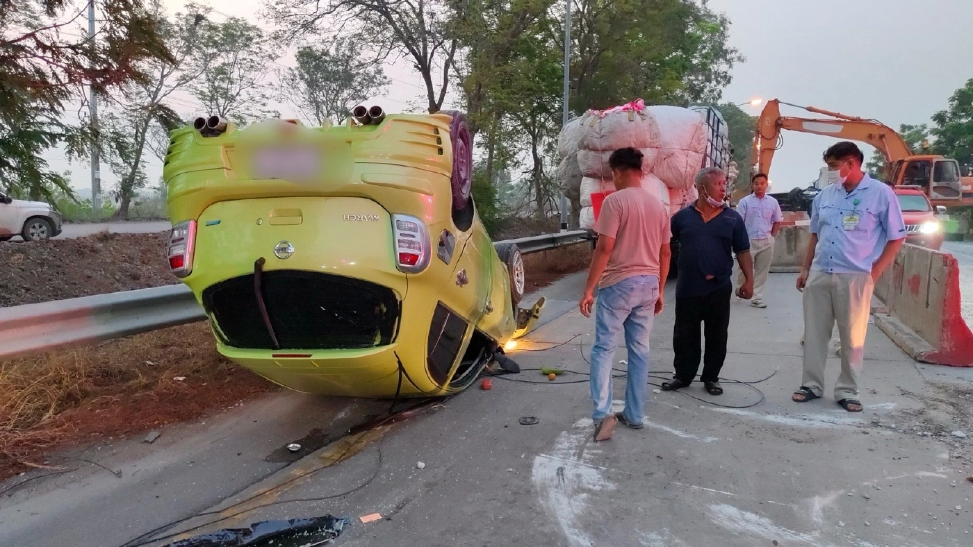 ระทึก! รถพุ่งชนแท่งแบริเออร์ 4 คันรวด รถตู้คว่ำเจ็บยกคัน คนขับเผยสาเหตุ