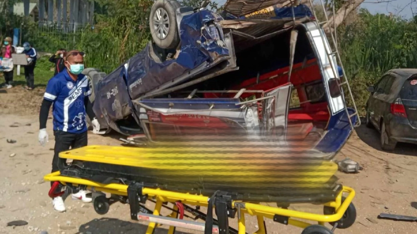 ชนสนั่นหน้า รพ.! รถเทรลเลอร์เสยท้ายรถสองแถวคว่ำ ดับ 1 เจ็บ 8 อ้างเหตุสุดมึน