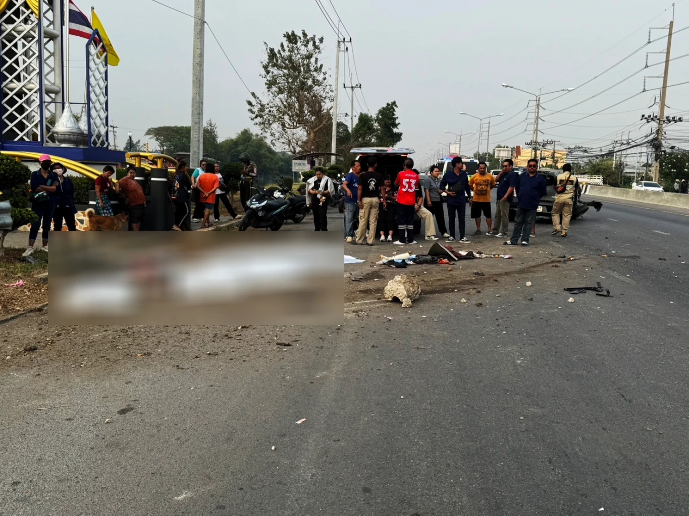 เศร้า! "นักร้องรำวงชื่อดัง" ขับรถเก๋งเสียหลักชนการ์ดเรลริมถนนดับ