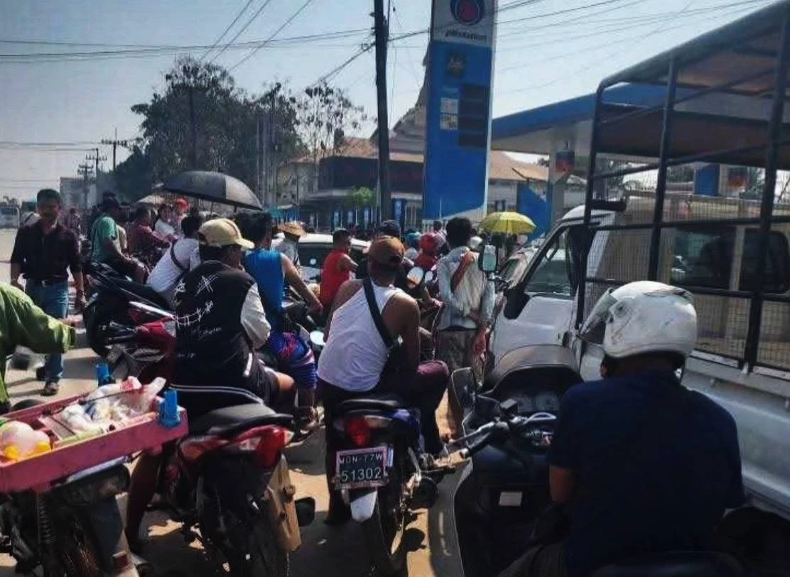 วิกฤตหนักแน่นอน! เมียนมาแห่นำรถเติมน้ำมันจนแน่นปั๊มในเมียวดี