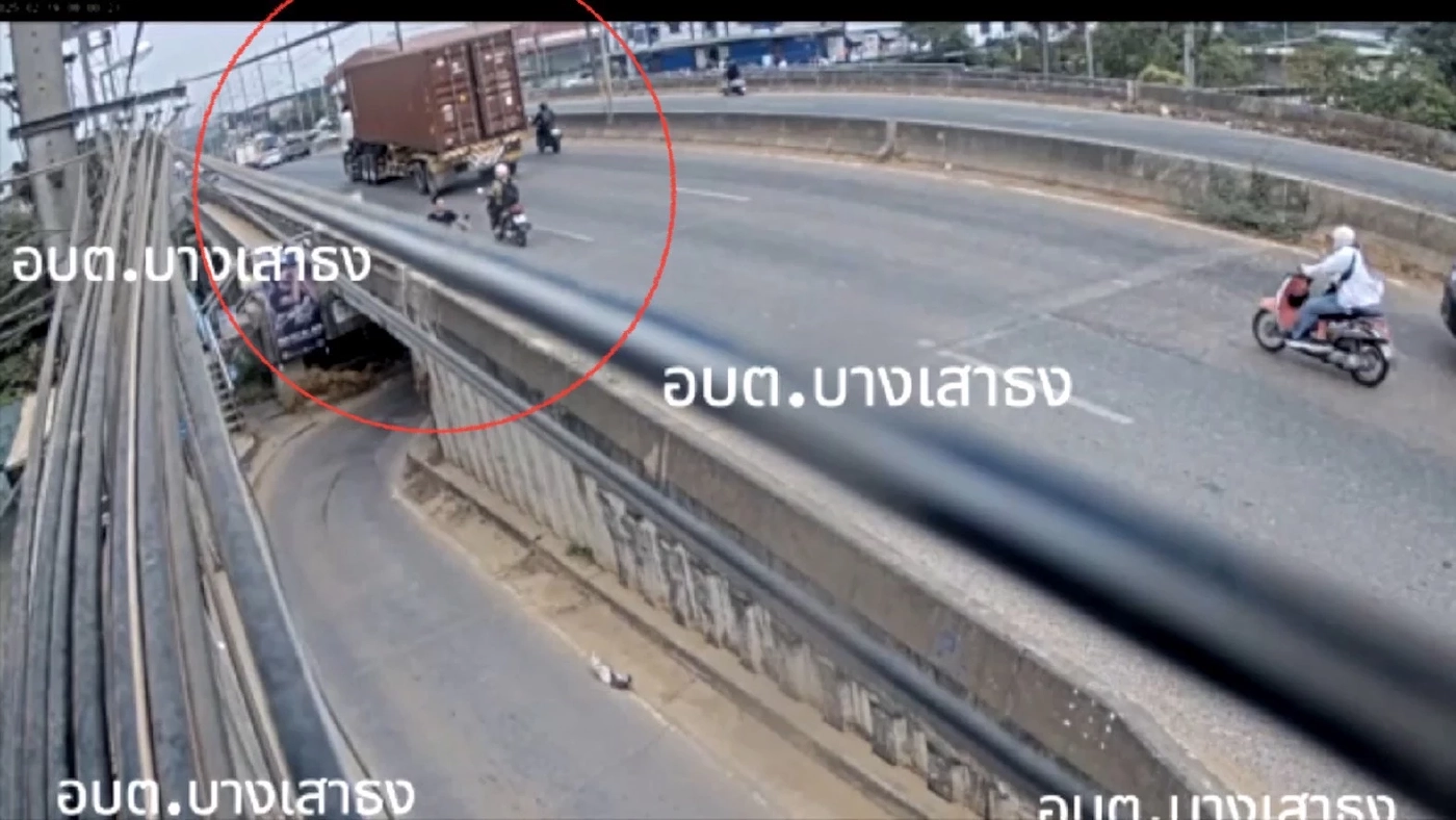 ไม่ทันถึงรพ.! อุบัติเหตุสลด รถพ่วงชนรถจยย.คนพิการ ภรรยาดูร่างถึงเข่าทรุด