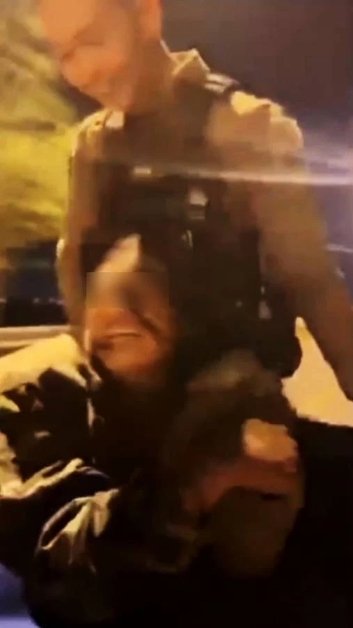 โซเชียลร้อนฉ่า! ตำรวจหล่อ สยบสาวคลั่ง จนยอมให้พาไปหาหมอ