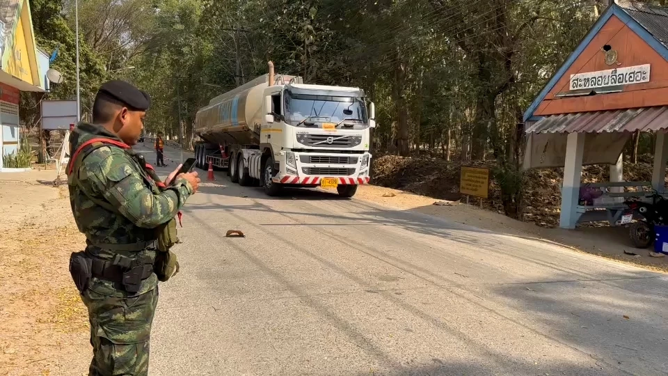 วิกฤตหนักแน่นอน! เมียนมาแห่นำรถเติมน้ำมันจนแน่นปั๊มในเมียวดี