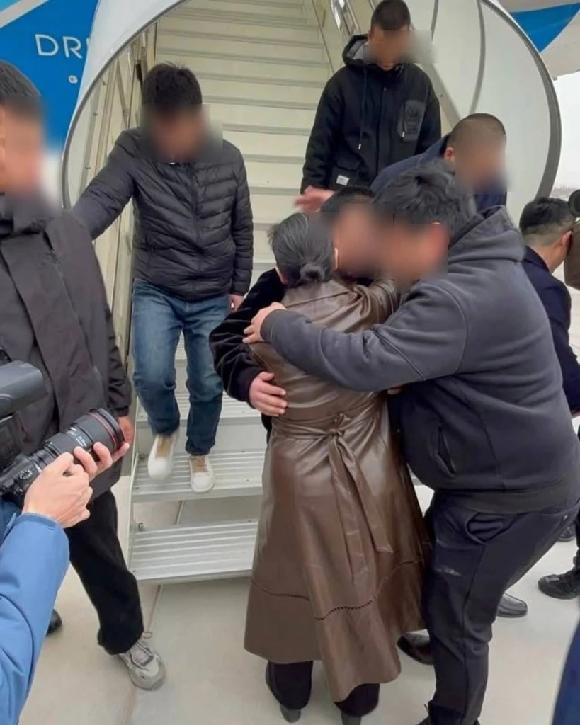 สำนักข่าวจีนเผยแพร่ภาพ ชาวอุยกูร์ เดินทางกลับถึงจีน 