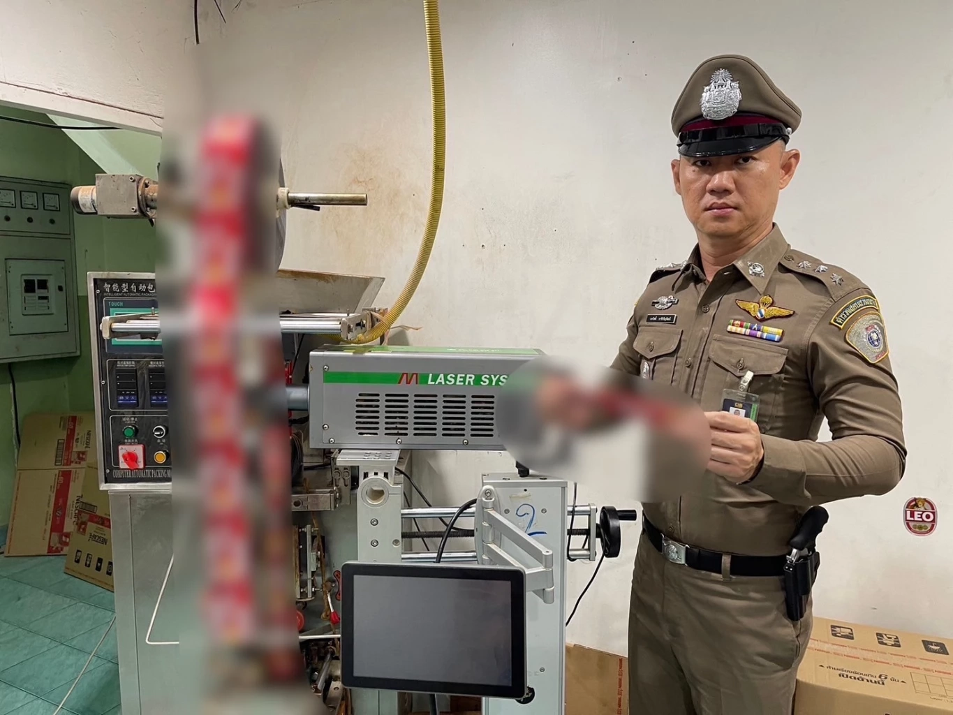 อึ้ง! สภาพอย่างซ๊ก ตำรวจ ปอศ.บุกทลาย โรงงาน “ผงชูรส – กาแฟ” ปลอมยี่ห้อดัง