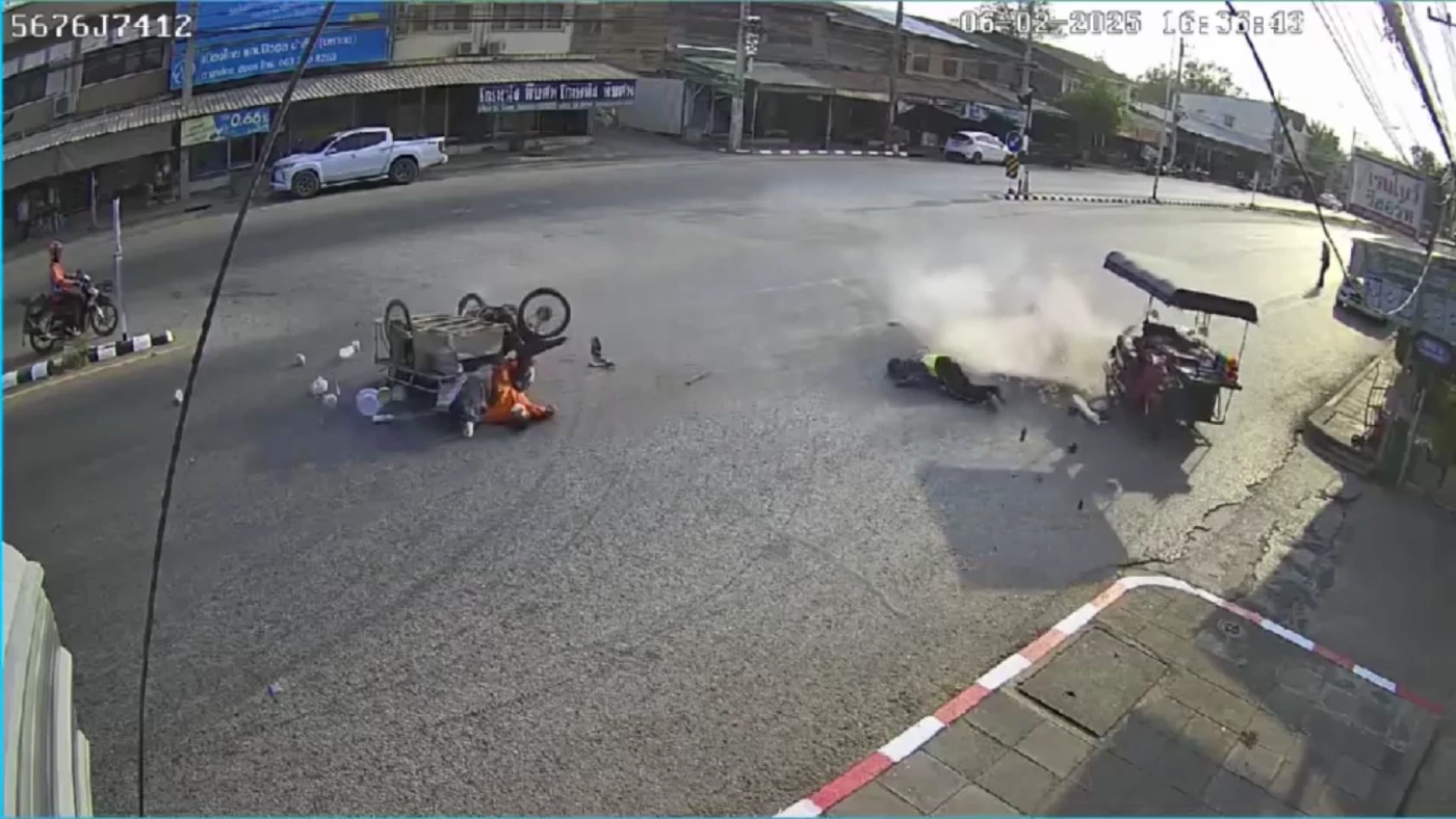 อย่างกับในหนัง! "หลวงพี่" ซิ่งจีวรบิน พุ่งชนสามล้อพ่วงโยม สลบเหมือดทั้งคู่