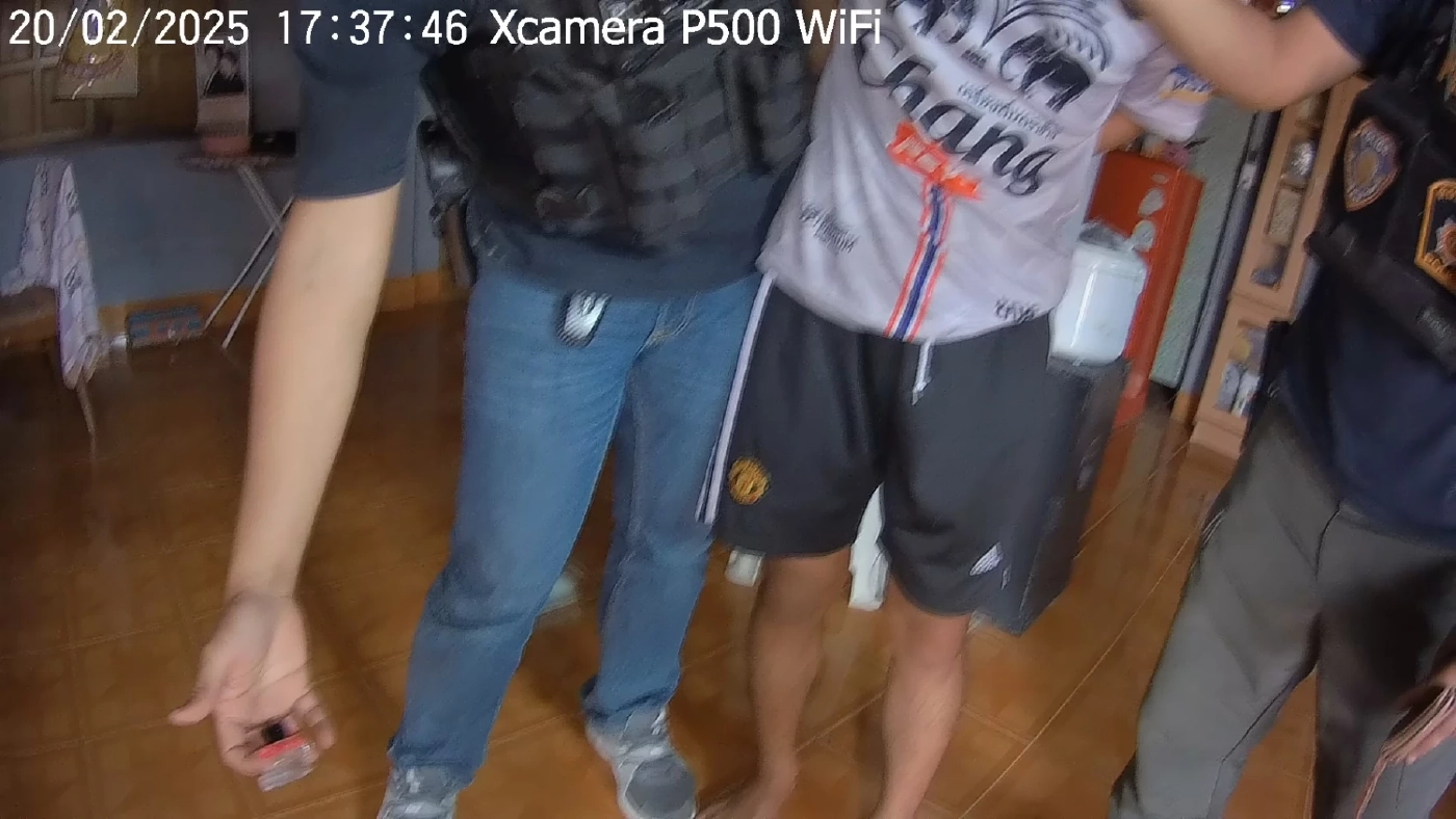 ตร.บุกจับหนุ่มค้ายา ค้นตัวไม่พบของกลาง ที่แท้อมไว้ในปาก