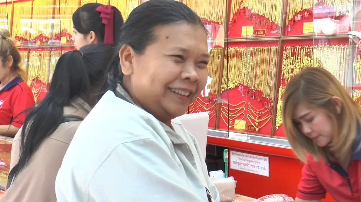 ชาวโคราช แห่ขายทองคึกคัก หลังราคาพุ่งสูงเป็นประวัติการณ์