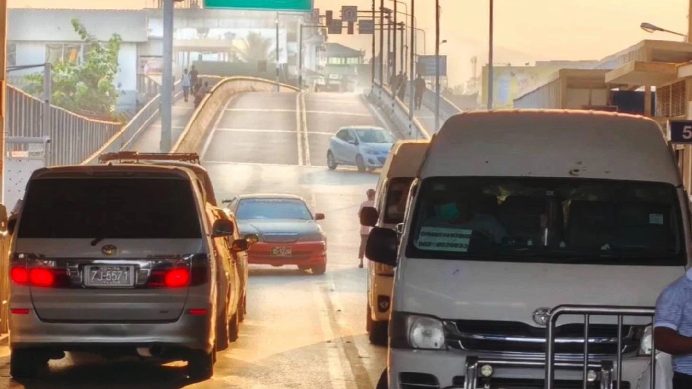 วิกฤตหนักแน่นอน! เมียนมาแห่นำรถเติมน้ำมันจนแน่นปั๊มในเมียวดี