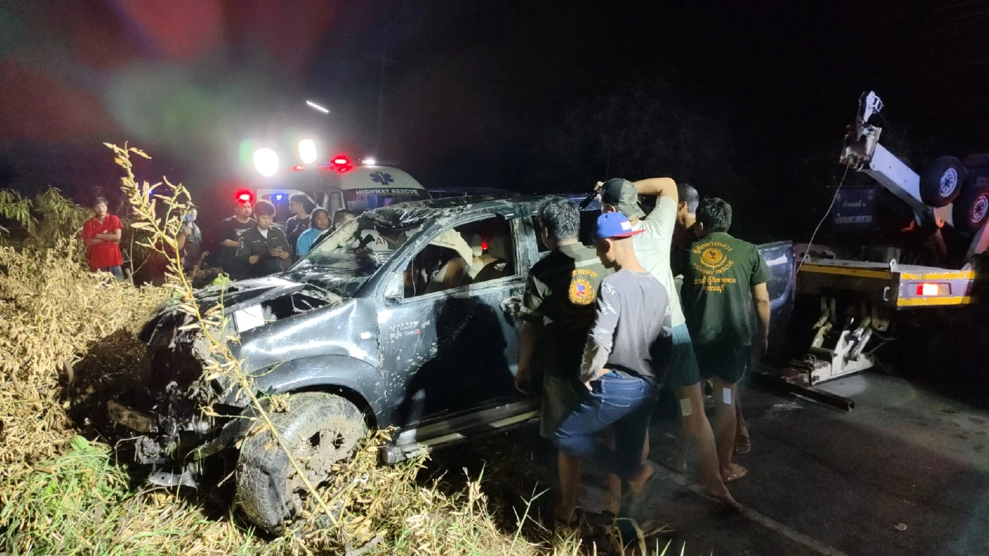 ปลัดหญิงช็อก! ร่ำไห้โผกอดร่างสัสดีลูกชายจนเป็นลม หลังขับปิกอัพพุ่งตกคลอง