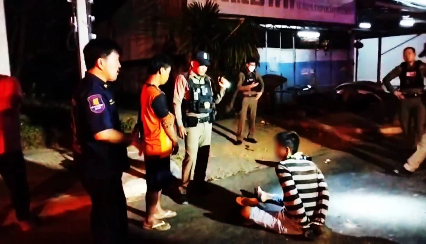 หนุ่มดวงซวย! ควบ จยย.คว่ำ ค้นตัวเจอ "ยาบ้า-กัญชา-ฟอยล์" เพียบ