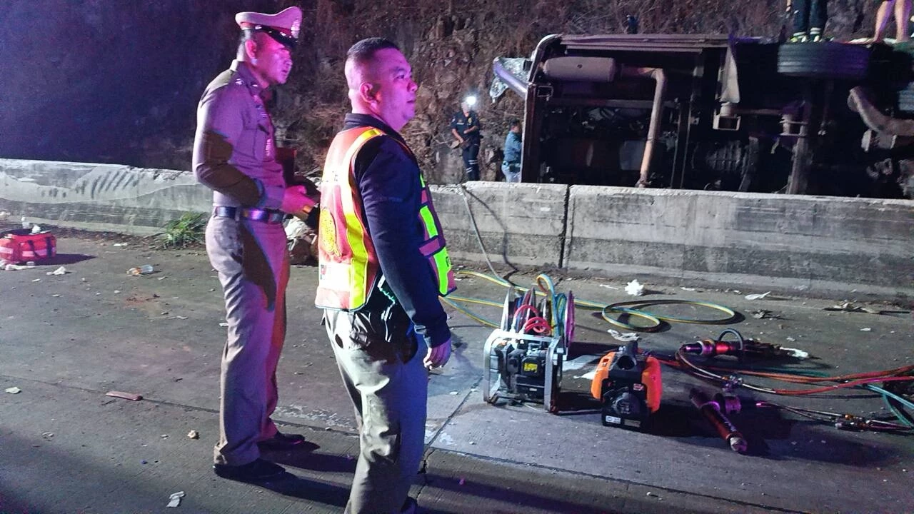 เปิดปมเหตุ รถทัวร์พลิกคว่ำ ดับ-เจ็บจำนวนมาก อัปเดตยอดผู้เสียชีวิต-บาดเจ็บ