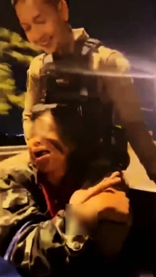 โซเชียลร้อนฉ่า! ตำรวจหล่อ สยบสาวคลั่ง จนยอมให้พาไปหาหมอ