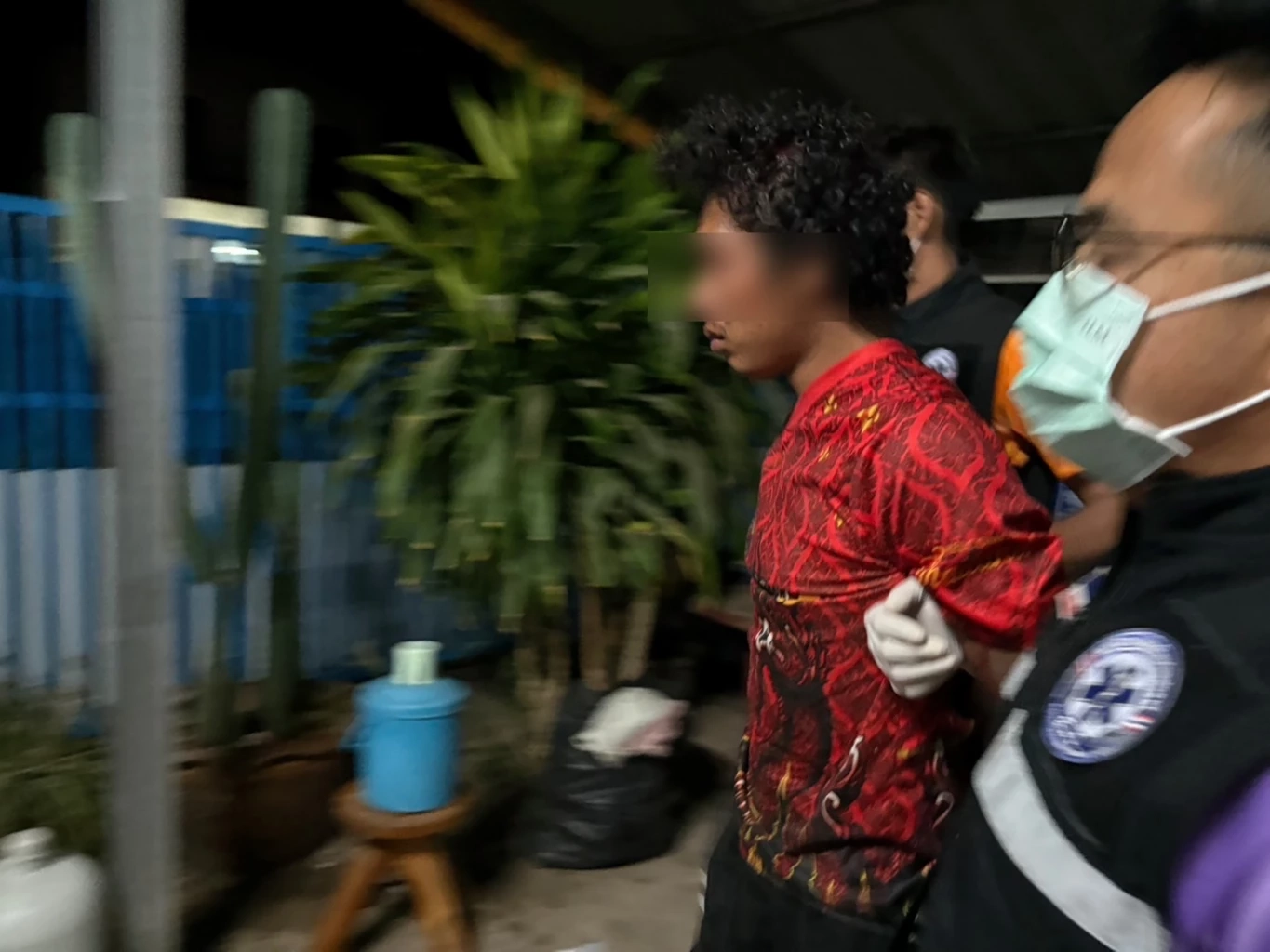 พ่อวัยหนุ่มหลอนยา คว้าสากตีหัวลูกชาย วัย 6 ขวบ สาหัส