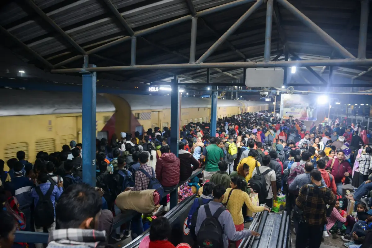เหยียบกันแย่งขึ้นรถไฟไปเทศกาลกุมภเมลาในอินเดีย ดับ 18