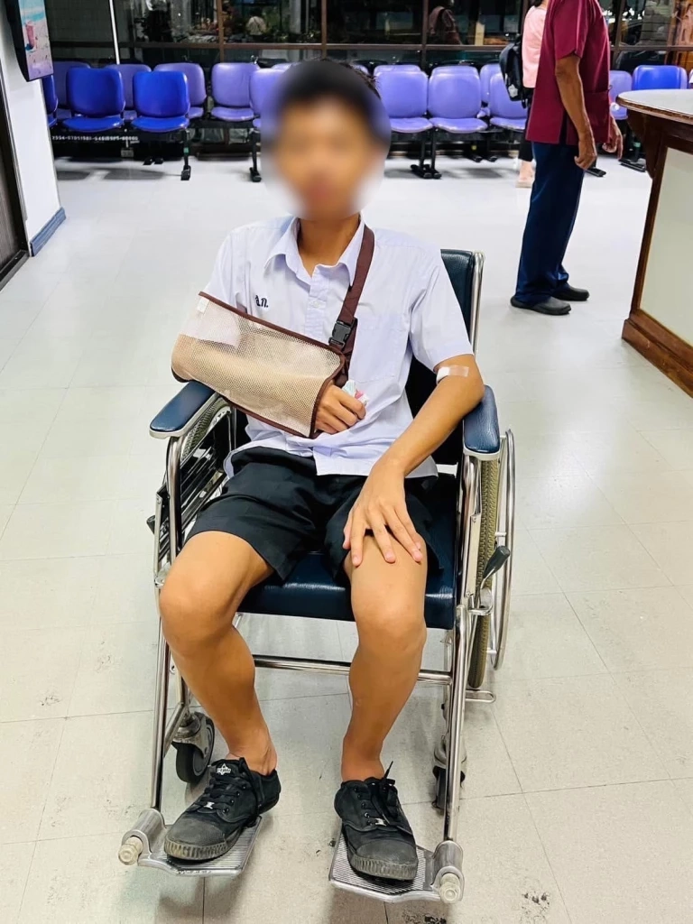 อุบัติเหตุหน้า รร.สวนกุหลาบ เก๋งฝ่าไฟแดง ชน นร.เจ็บ อัปเดตอาการ