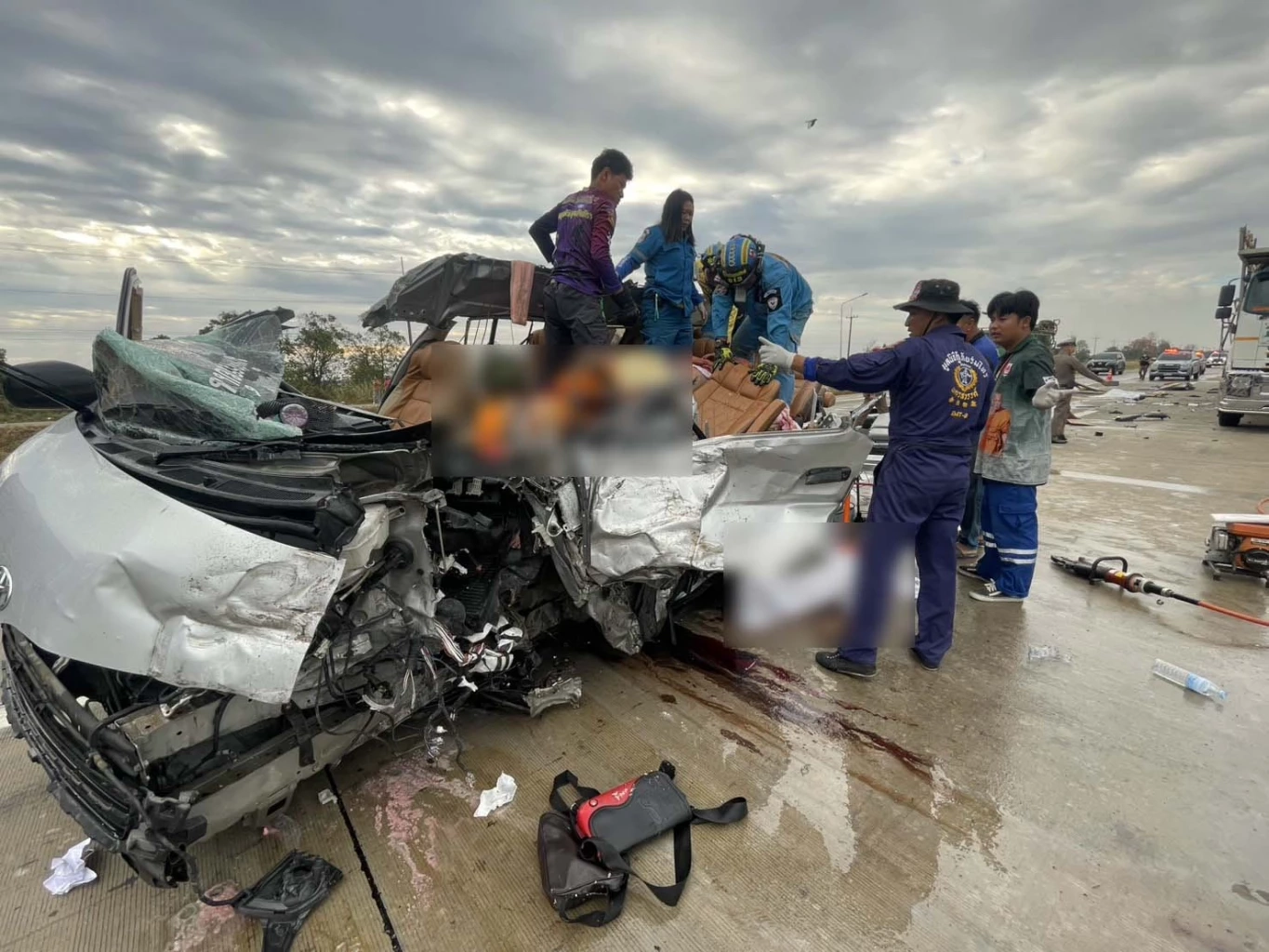 สลด รถตู้สายบุญวัดธรรมกาย พุ่งชนท้ายรถบรรทุก ดับ 4 เจ็บ 5