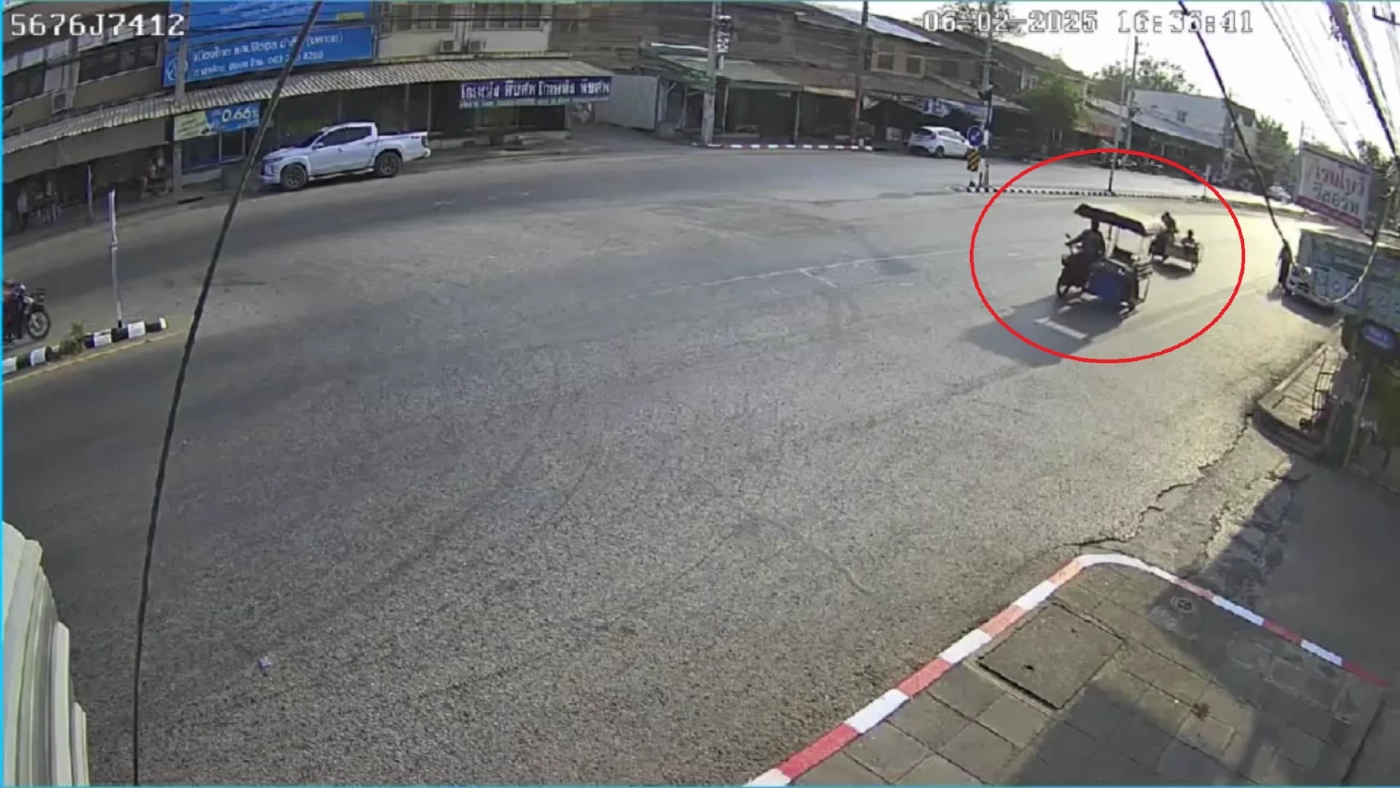 อย่างกับในหนัง! "หลวงพี่" ซิ่งจีวรบิน พุ่งชนสามล้อพ่วงโยม สลบเหมือดทั้งคู่