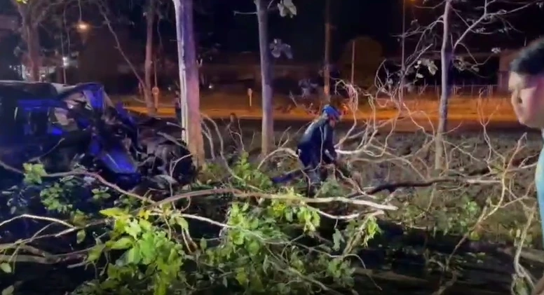 สลด! หนุ่มเทศบาล ขับปิกอัพพุ่งชนต้นไม้กลางดึก อัดก็อบปี้คาซาก ตร.คาดสาเหตุ