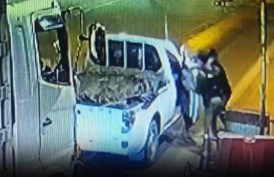 เปิดนาที! แก๊งยานรกซิ่งแหกด่าน ไปไม่รอดตกถนน พบยาบ้า 3 ล้านเม็ด