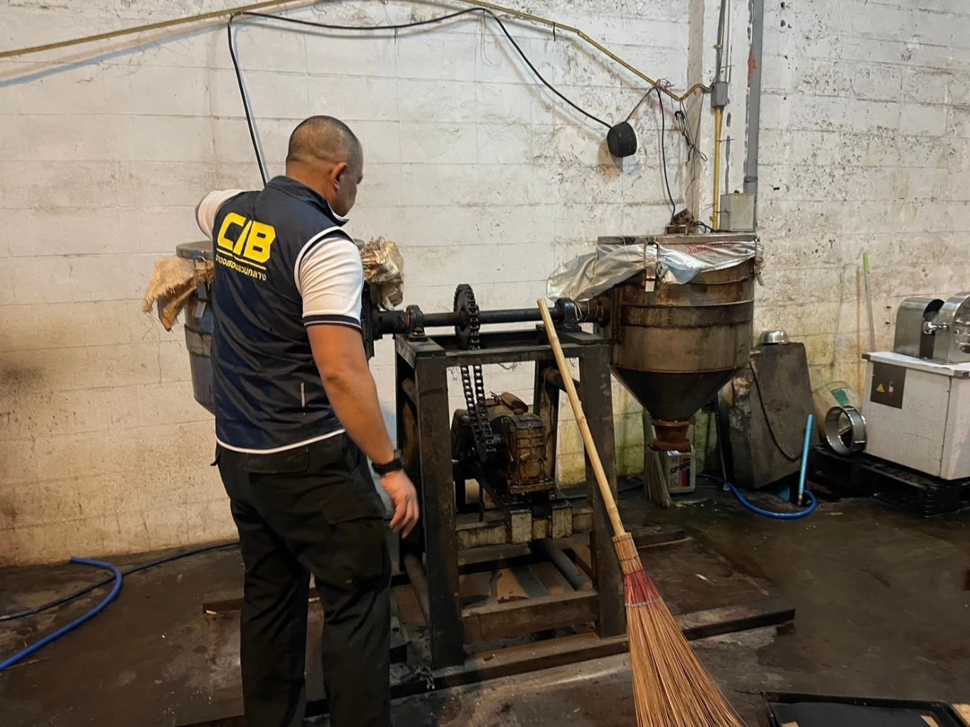 อึ้ง! สภาพอย่างซ๊ก ตำรวจ ปอศ.บุกทลาย โรงงาน “ผงชูรส – กาแฟ” ปลอมยี่ห้อดัง