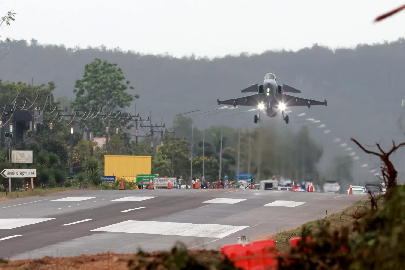 “กริพเพน ทดสอบขึ้น-ลง ด้วยถนนจบสวยงาม ปชช.ตื่นเต้นแห่ชมคับคั่ง