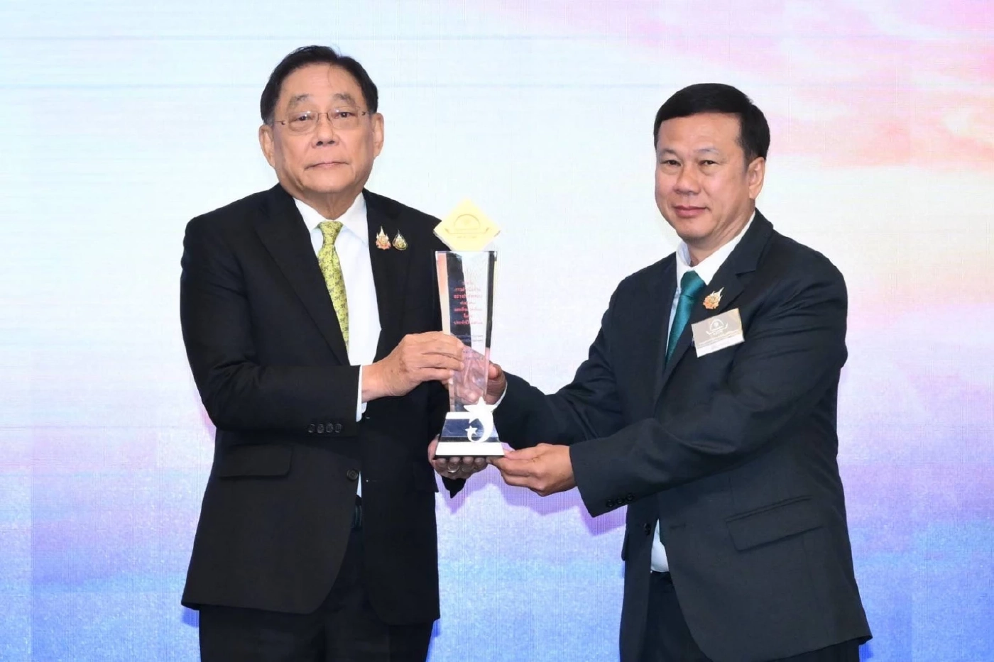 ธ.ก.ส. คว้า 4 รางวัลรัฐวิสาหกิจดีเด่น มุ่งเป็น 'ธนาคารพัฒนาชนบทที่ยั่งยืน'