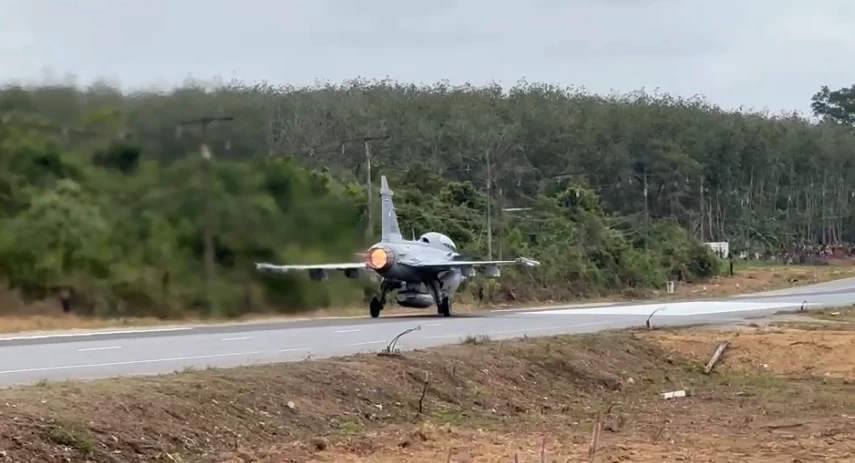 “กริพเพน ทดสอบขึ้น-ลง ด้วยถนนจบสวยงาม ปชช.ตื่นเต้นแห่ชมคับคั่ง