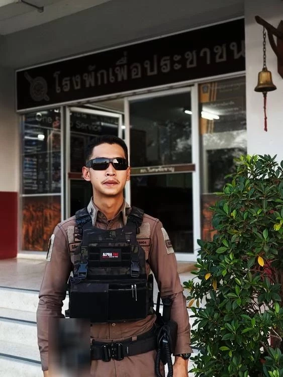 โซเชียลร้อนฉ่า! ตำรวจหล่อ สยบสาวคลั่ง จนยอมให้พาไปหาหมอ