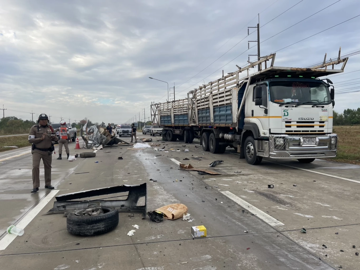 สลด รถตู้สายบุญวัดธรรมกาย พุ่งชนท้ายรถบรรทุก ดับ 4 เจ็บ 5