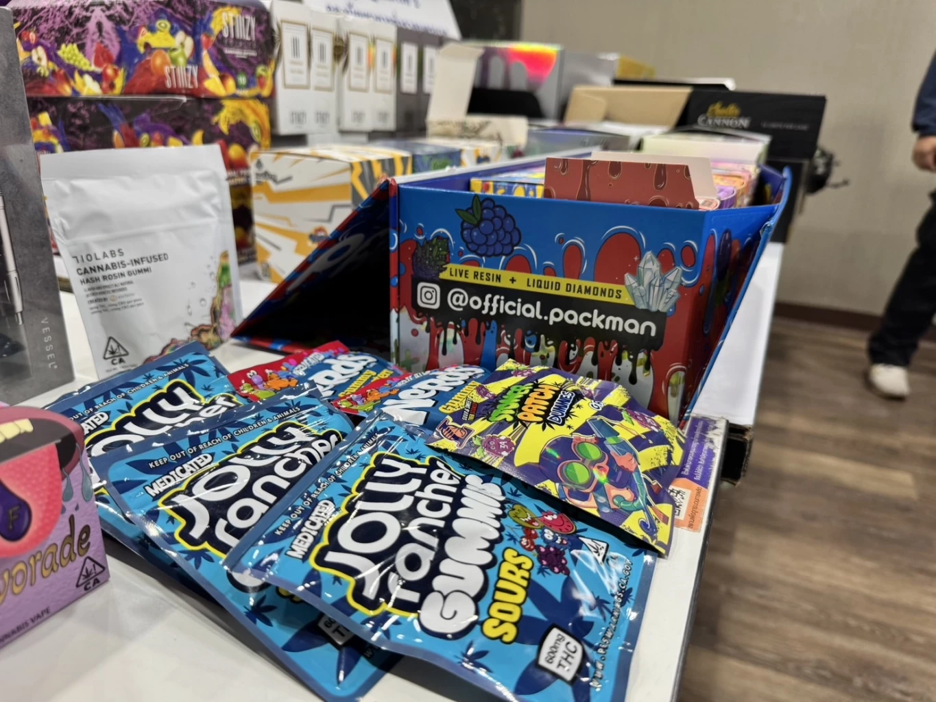 จับสาวค้า "พอตกัญชา" สารพัดสารมึนเมา ผ่านออนไลน์ ฟันเดือนละล้าน