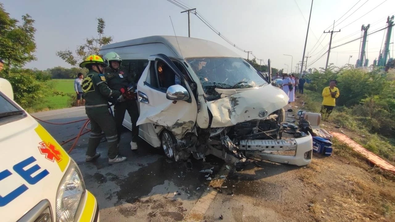 อุบัติเหตุรถตู้ทัวร์บุญ ถูกเก๋งพุ่งข้ามเลนชนพังยับ เจ็บคาซาก 14 คน