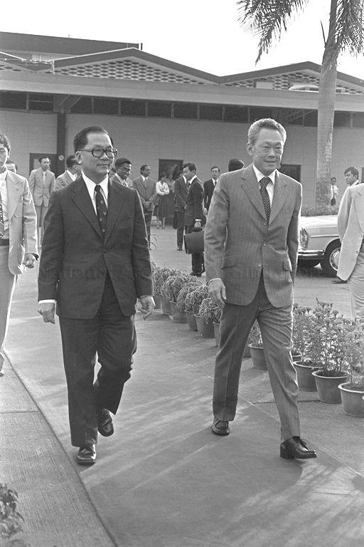 ขอบคุณภาพจาก เพจโบราณนานมา ศาสตราจารย์พิเศษ ธานินทร์ กรัยวิเชียร  นายกฯคนที่ 14 และองคมนตรี 