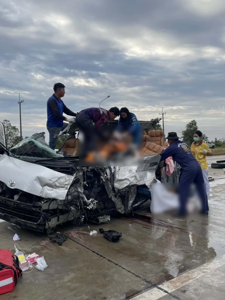 สลด รถตู้สายบุญวัดธรรมกาย พุ่งชนท้ายรถบรรทุก ดับ 4 เจ็บ 5