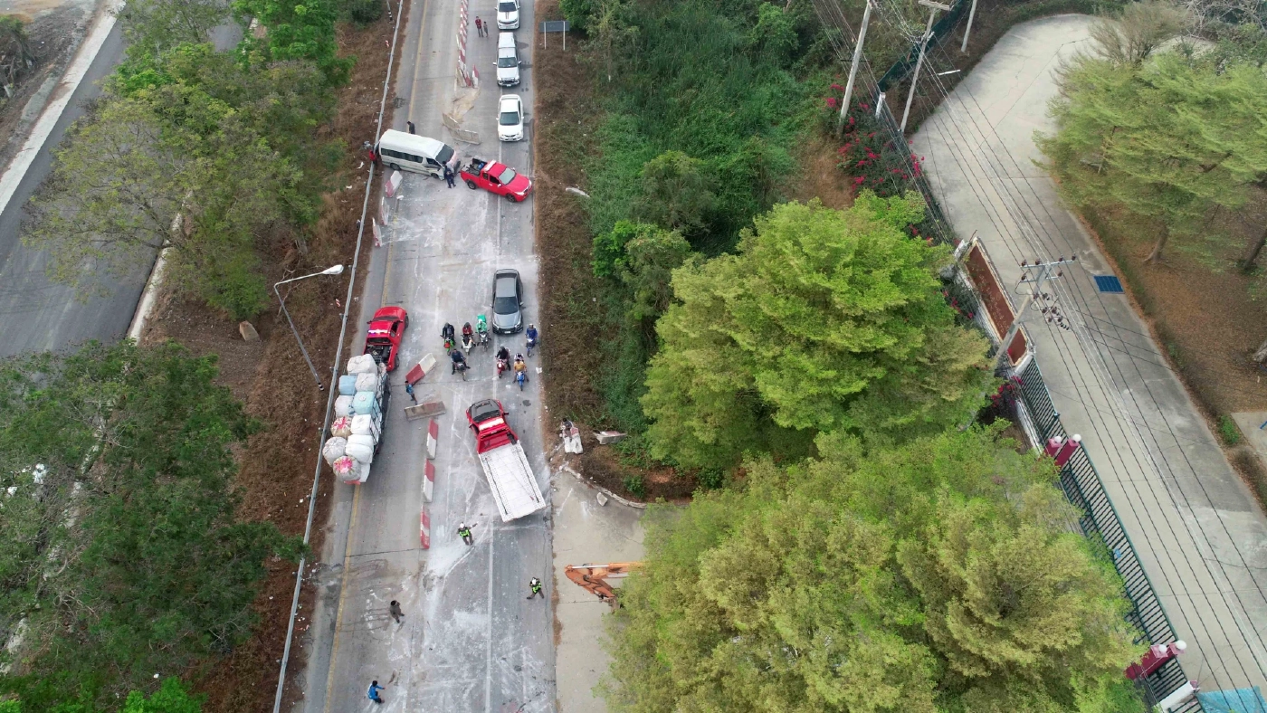 ระทึก! รถพุ่งชนแท่งแบริเออร์ 4 คันรวด รถตู้คว่ำเจ็บยกคัน คนขับเผยสาเหตุ