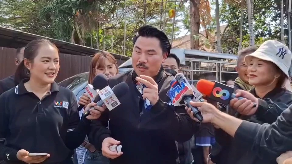 แม่ "เม้ง โอริโอ้" ก้มกราบ "กัน จอมพลัง" ขอโทษแทนลูก ไม่ได้ร่ำรวยตามที่ลูกอวด