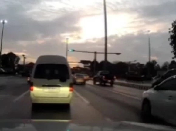 คลิปนาที นักเรียน ป.1 ตกจากรถตู้กลางแยกบาดเจ็บ คนขับเผยสาเหตุ อัปเดตอาการ