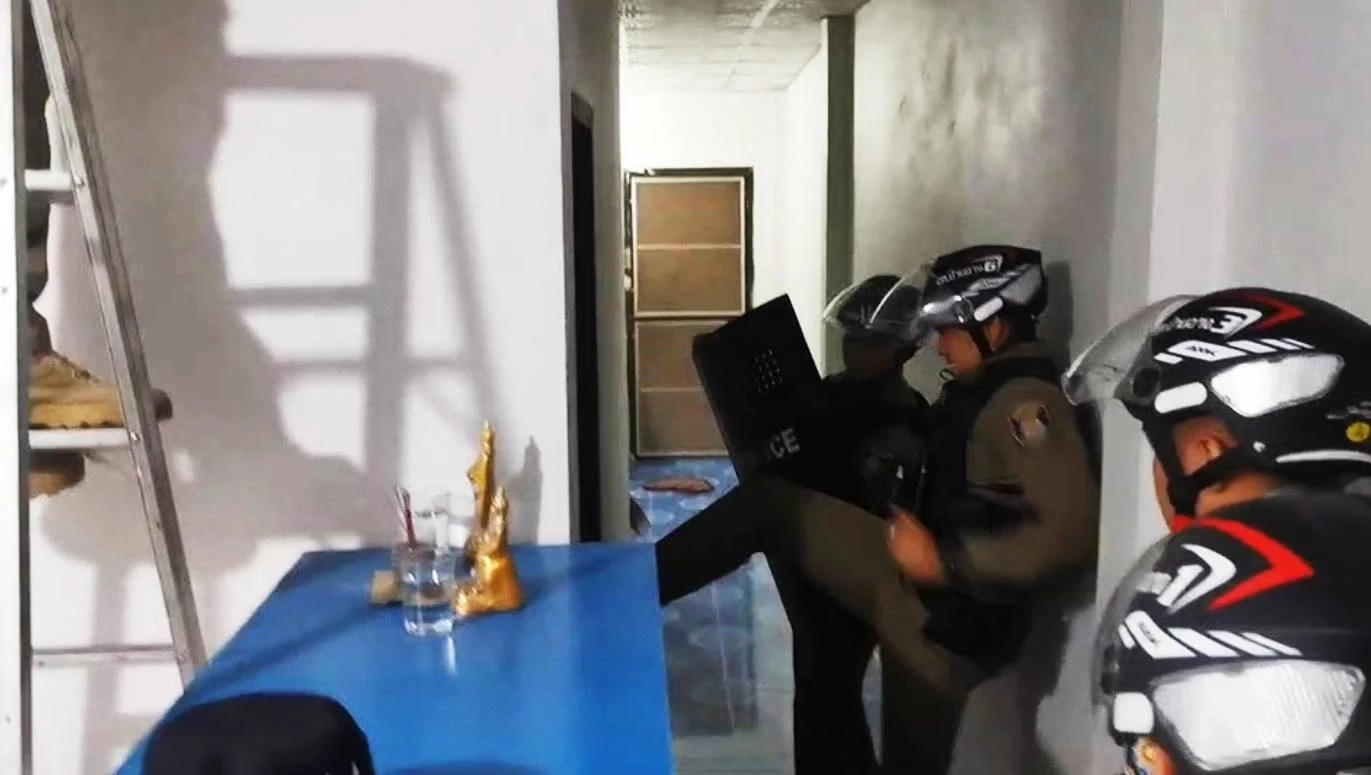 ตำรวจบ้านฉางบุกชาร์จ "พ่อคลั่งยา จับลูกสาววัย 12 เป็นตัวประกัน"