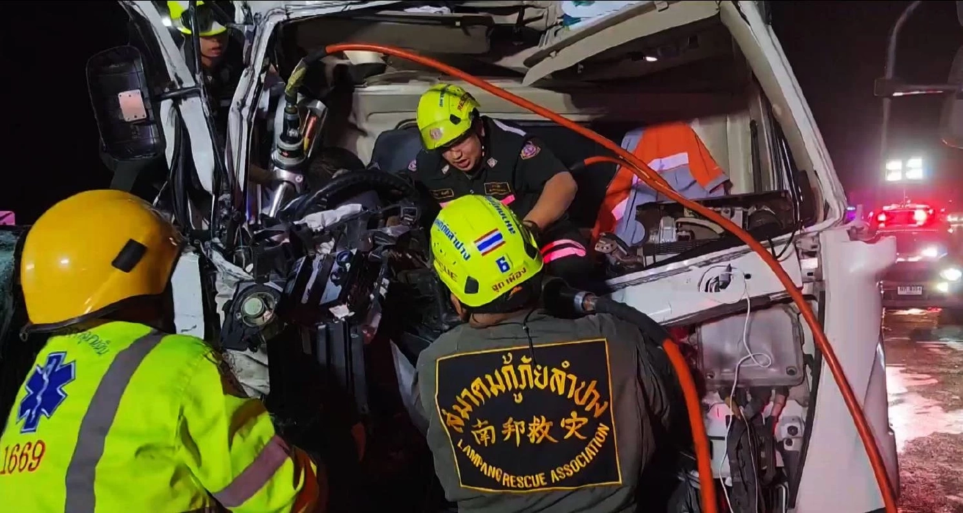 สยองรับอรุณ! รถบรรทุก 6 ล้อ บรรทุกไก่สด เบียดชนรถกระบะยับ