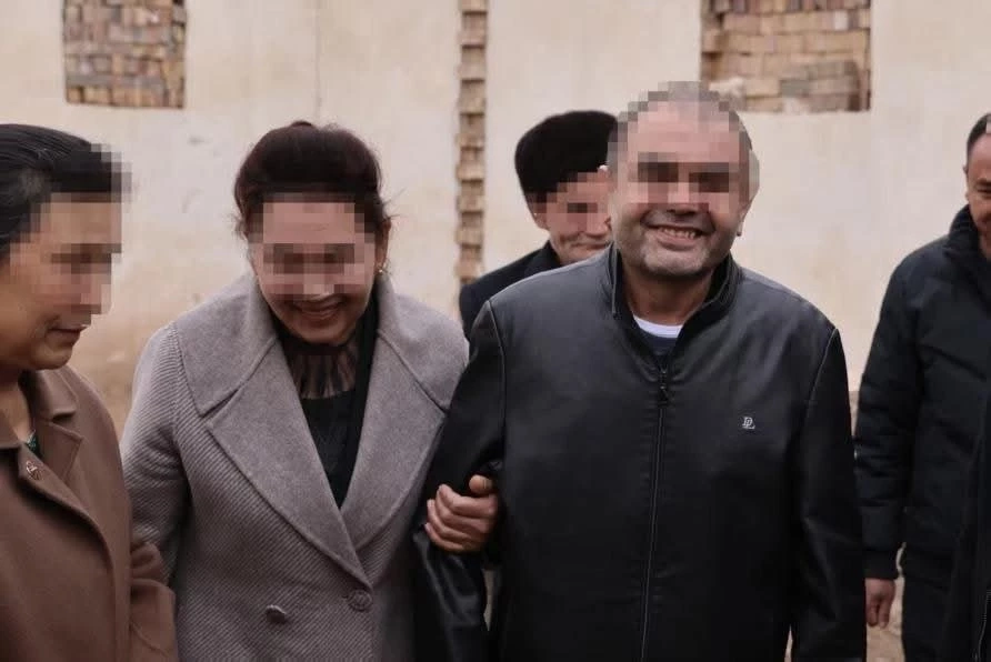 สถานทูตจีนเผยภาพ "ชาวอุยกูร์" กลับถึงบ้านพบครอบครัวแล้ว