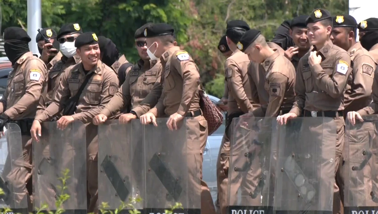 ภาพประกอบ เจ้าหน้าที่ตำรวจ ตั้งแถว ดูแลความสงบเรียบร้อย บริเวณเชิงสะพานมัฆวาน 