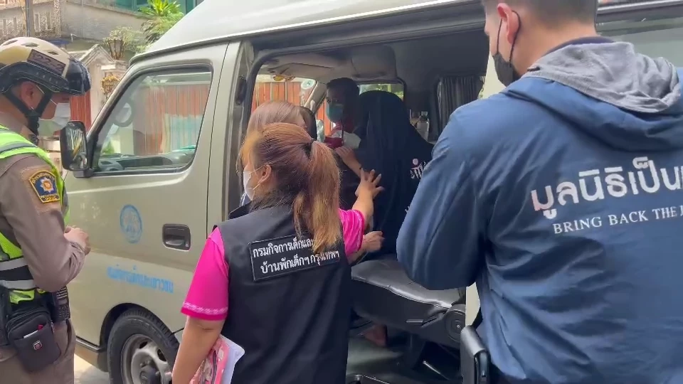 "ต้นอ้อ" บุกช่วย 6 ขวบ พ่อแท้ๆทุบตีบุหรี่จี้ โมโหที่ลูกโยนมือถือ