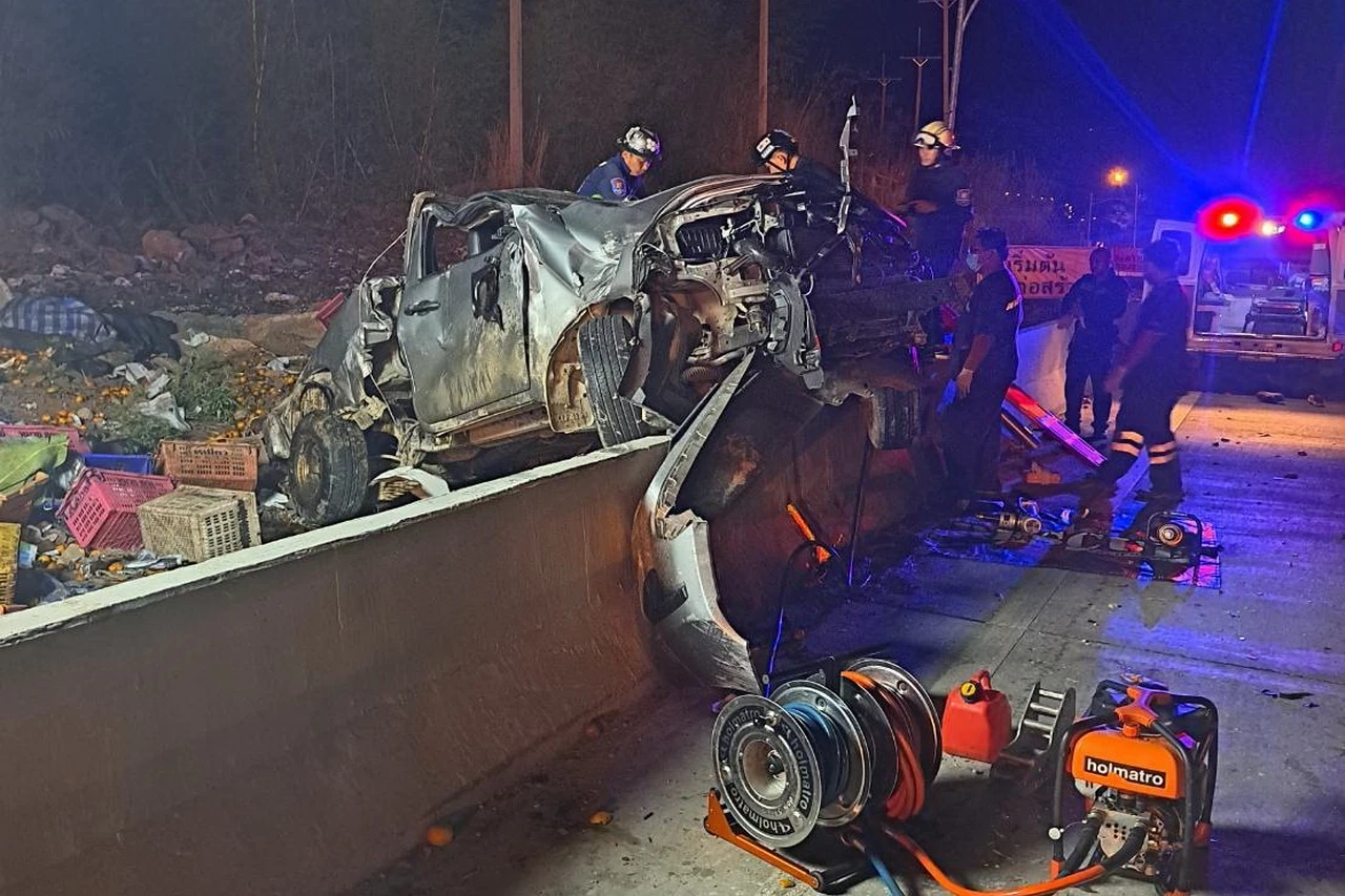 สลด! รถปิคอัพบรรทุกส้ม ลงเขาพุ่งชนแบริเออร์ พลิกคว่ำอัดก็อบปี้คนขับ