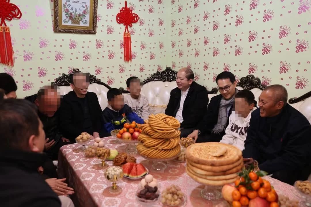 สถานทูตจีนเผยภาพ "ชาวอุยกูร์" กลับถึงบ้านพบครอบครัวแล้ว