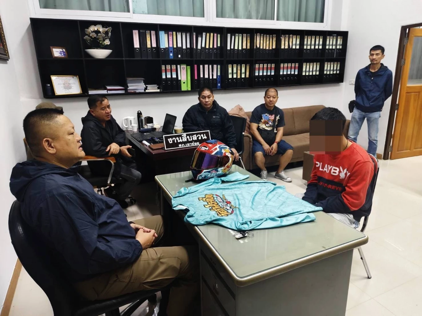 รวบแล้ว! แก๊งเด็กแว้น ปาหินใส่กระจกรถกระบะทะลุ ขณะจอดติดไฟแดง