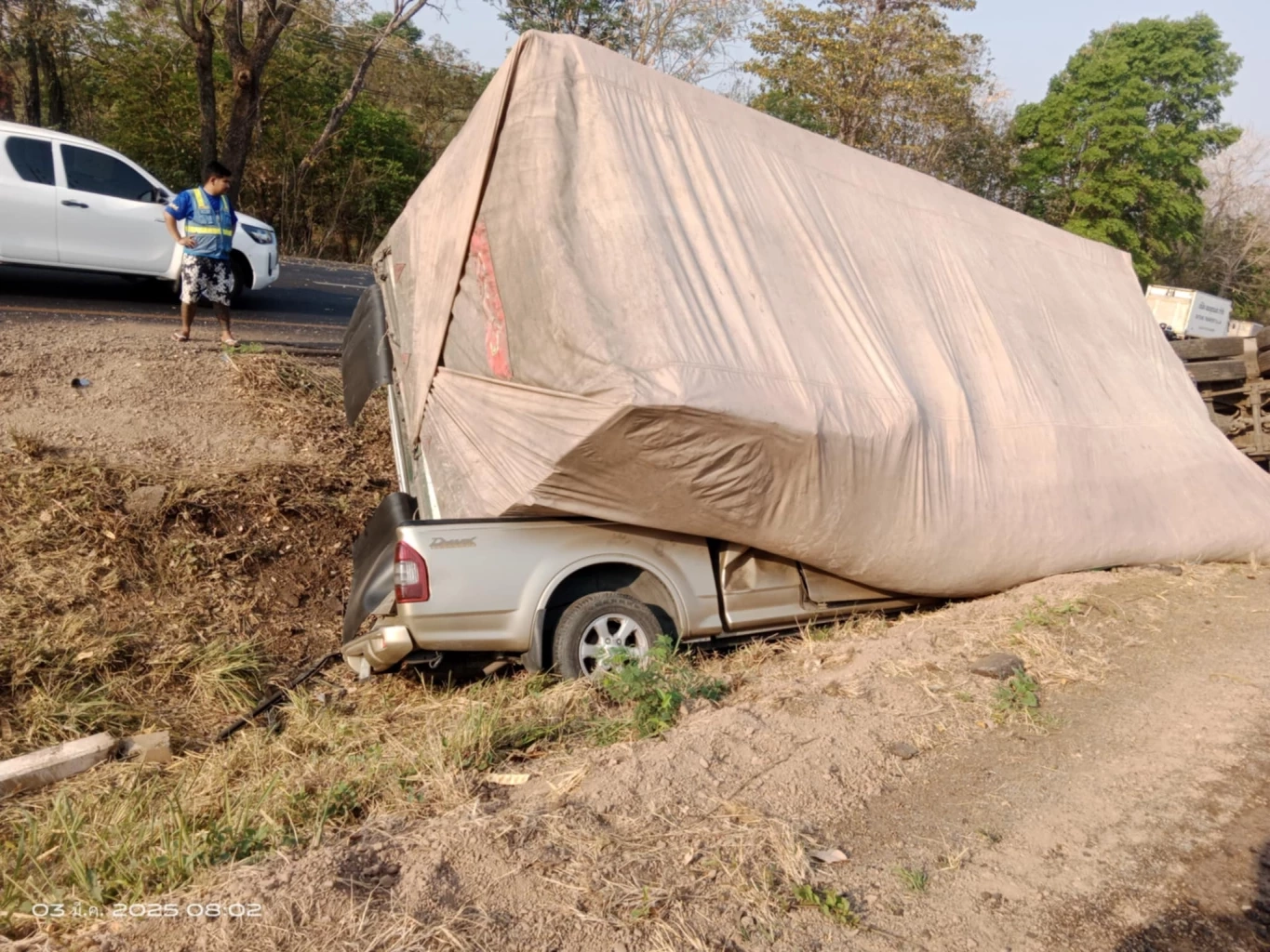 รถพ่วง ชนท้ายรถอ้อย ก่อนพลิกคว่ำทับรถกระบะ คนขับดับคาซาก