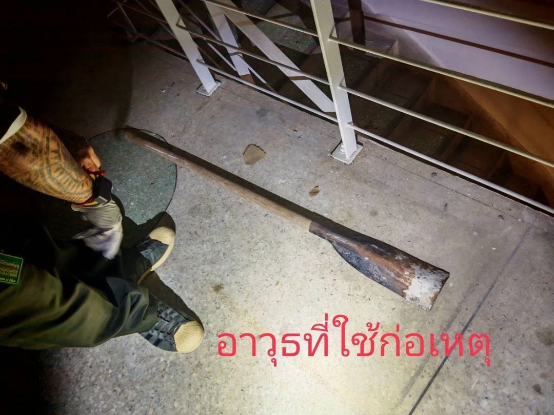 ช่างทาสี เมายา คว้าเสียมฟาดตำรวจ ขณะเข้าระงับเหตุช่วยตัวเอง