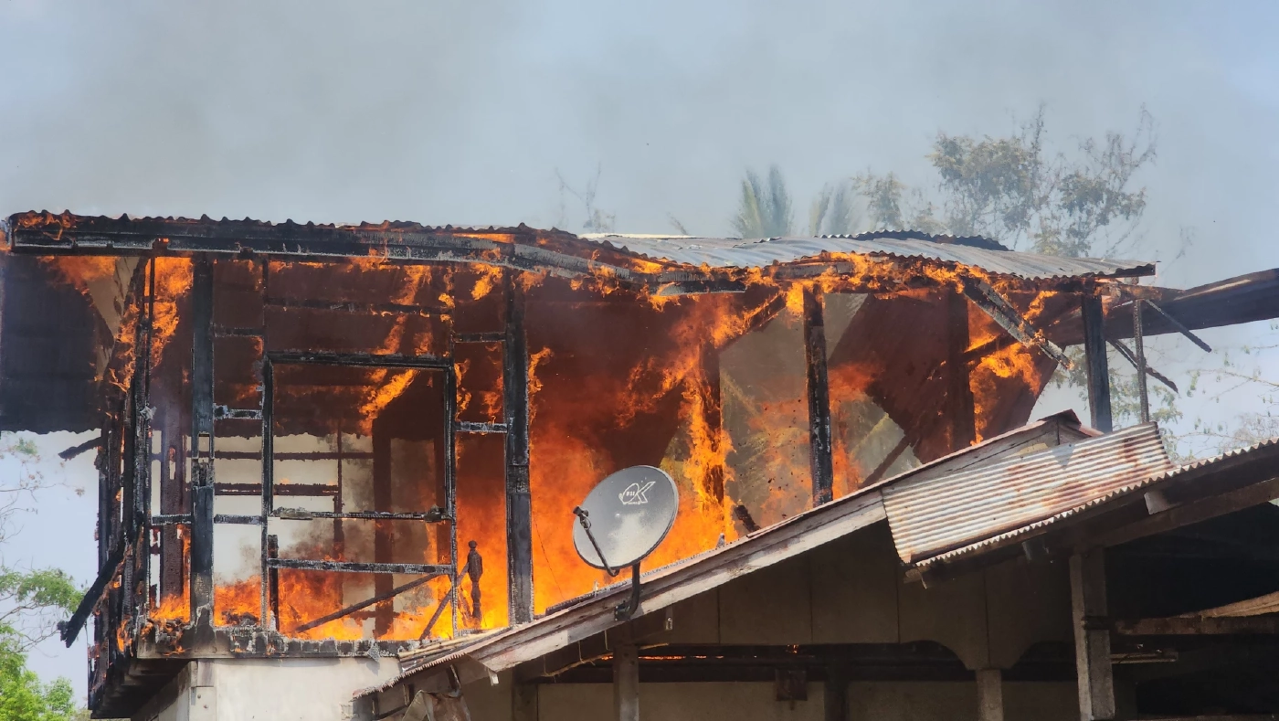 สลด! หญิงชราพิการ ร่ำไห้มองไฟไหม้บ้าน หลังเพื่อนบ้านช่วยออกมา เผยสาเหตุ